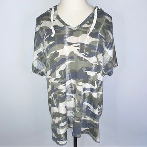 HONEYME Green Camo Hooded Short Sleeve Dolman V-Neck Shirt Small